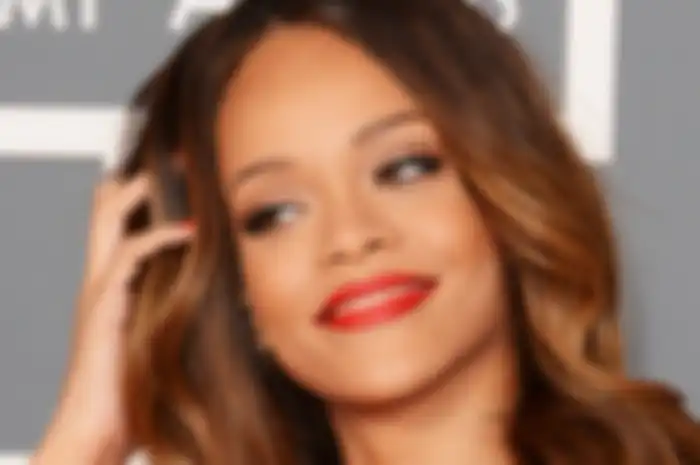 Rihanna Bakal Tampil di Film Bond 24
