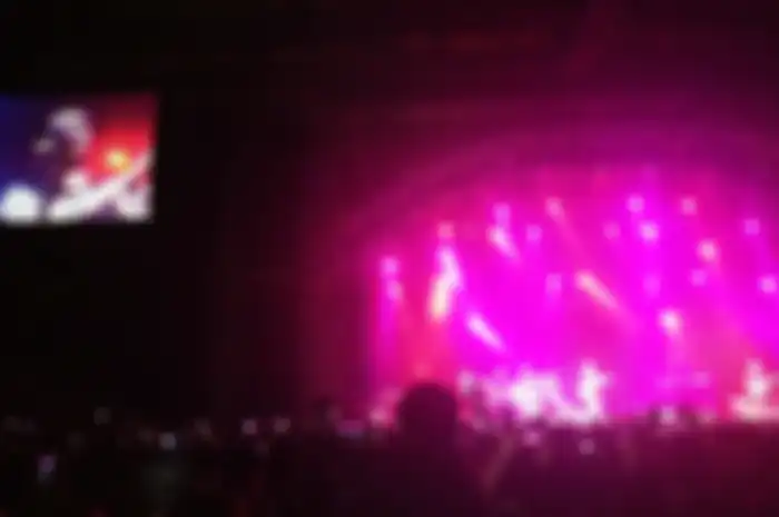 Diterpa Hujan Konser Maroon 5 Tetap Ramai