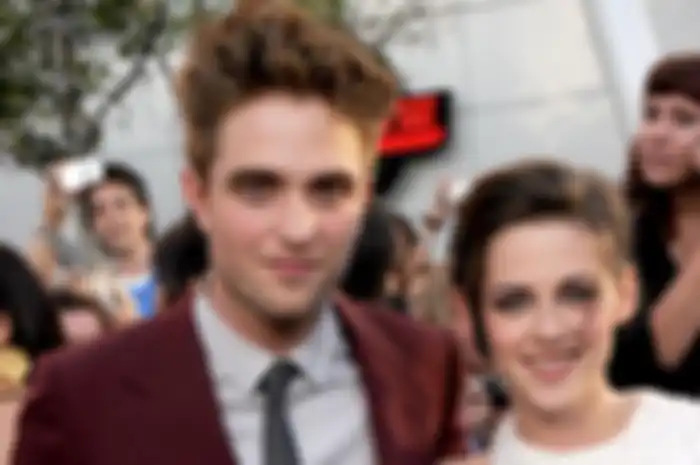 Demi Pacar Robert Pattinson Rela Terbang Ke Kanada