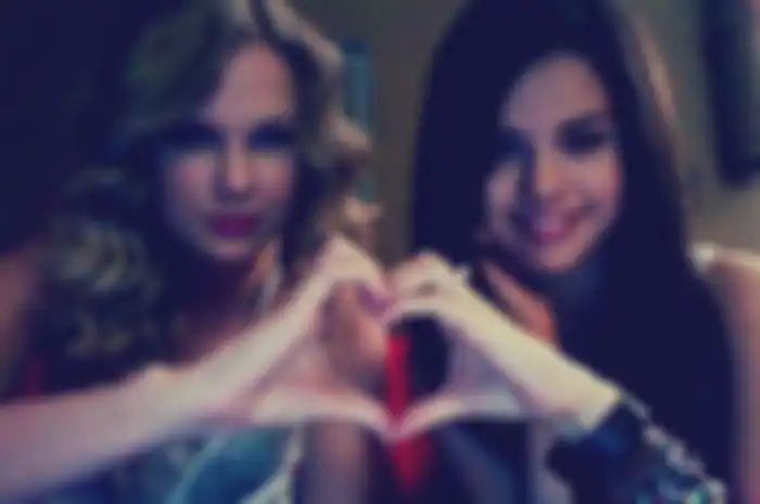 Taylor Swift dan Selena Gomez Berduet dan Bawakan Who Says