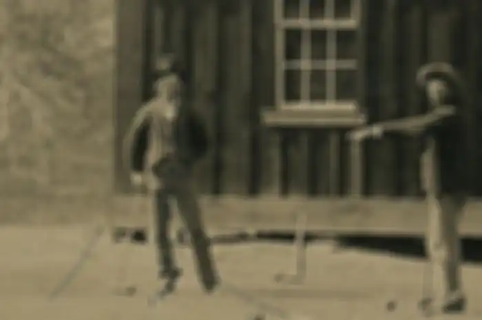 Billy the Kid (tengah) saat sedang main croquet bersama teman dan keluarga, dalam foto yang diperoleh di pasar loak oleh Randy Guijarro