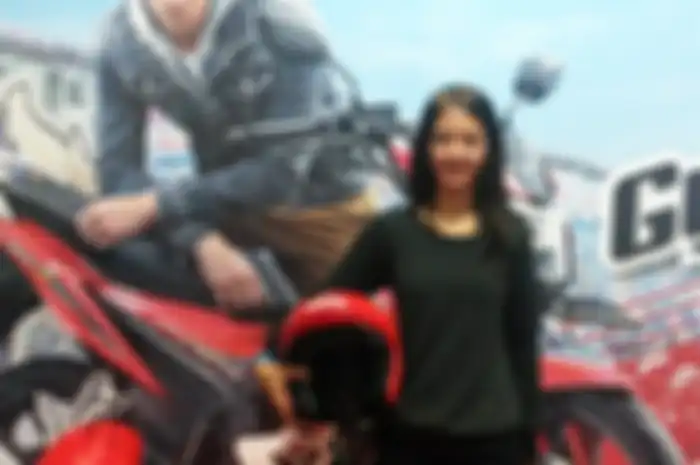 Nadije, cewek 17 tahun yang jago freestyle motor gede