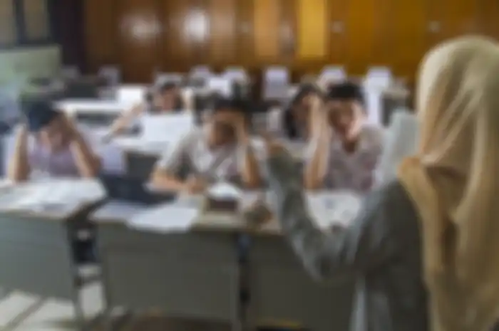 Ada beberapa guru yang cara ngajarnya tuh malah bikin kita malas belajar. Duh!