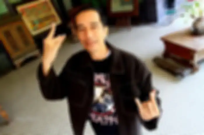 Jokowi terlihat casual dan metal