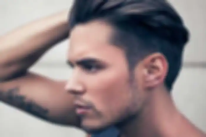 Kalau kamu memiliki jenis rambut lurus dan licin, makan rambut kamu cocok dipalikasikan pada gaya slick back