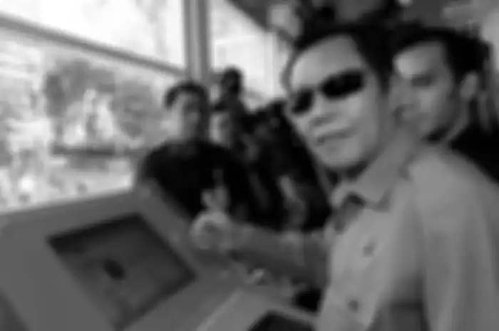 Gubernur DKI Sutiyoso mengacungkan jempolnya usai meresmikan layanan internet gratis di Halte Bus Transjakarta Dukuh Atas 2, Jakarta Pusat, 26 Juli 2007. 