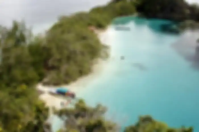 Gini, nih, penampilan laguna Pulau Rufas dilihat dari puncak bukit karst pada Senin (1/6/2016).