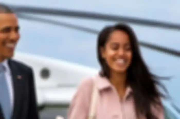 Malia Obama bersama sang ayah. (AP PHOTO )