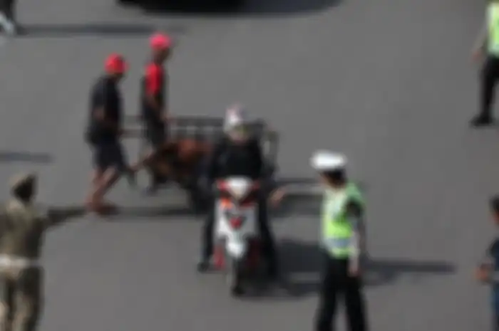 Gabungan petugas kepolisian dan Dinas Perhubungan DKI mengarahkan pengendara sepeda motor yang akan melintas di Jalan MH Thamrin, Jakarta Pusat, Rabu (17/12/2014). 