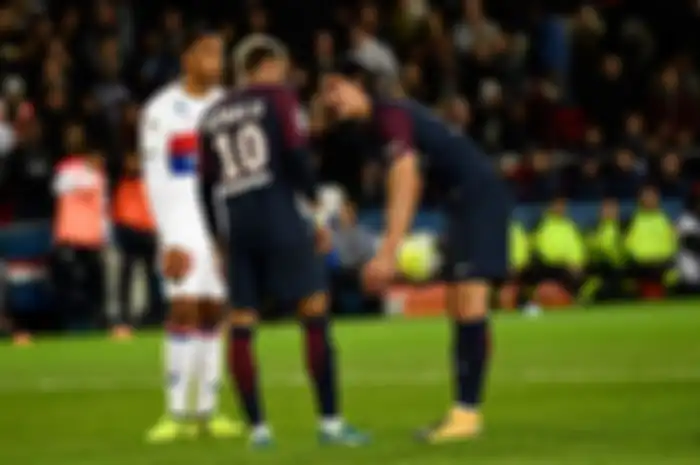 Penyerang Paris Saint-Germain asal Uruguay, Edinson Cavani (kanan), berbicara dengan penyerang asal Brasil, Neymar (tengah), sebelum eksekusi penalti dalam pertandingan Ligue 1 melawan Olympique Lyonnais di Parc des Princes, Paris, Minggu (17/9/2017).