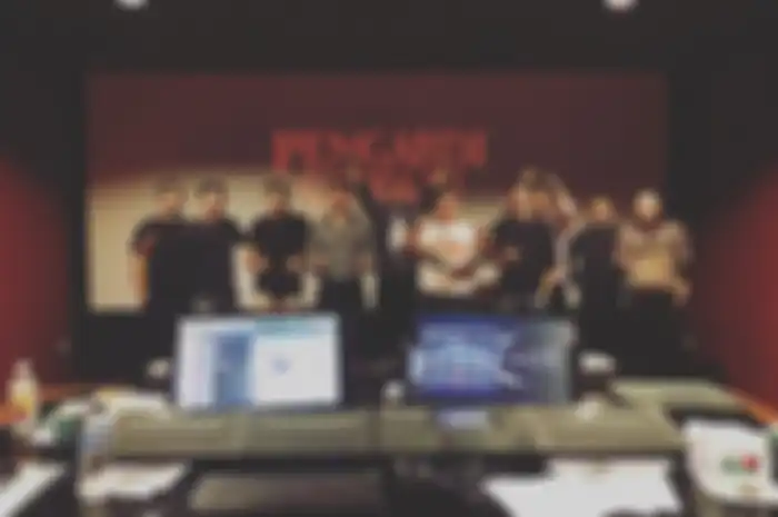 Tim Pengabdi Setan saat sound mixing dan scoring selesai.
