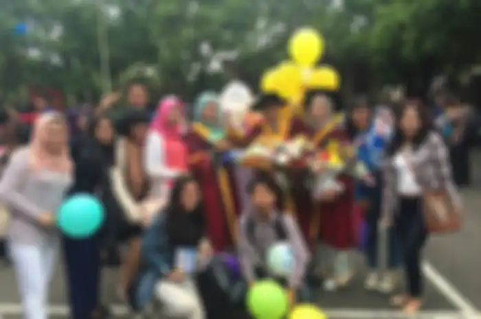 Datang ke wisuda teman