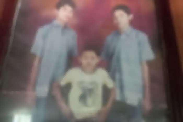(Tengah) Ganang Yudho Putra Duri (17), warga Desa Panunggalan, Kecamatan Pulokulon, Kabupaten Grobogan, Jawa Tengah ‎sejak kecil perutnya membuncit. 