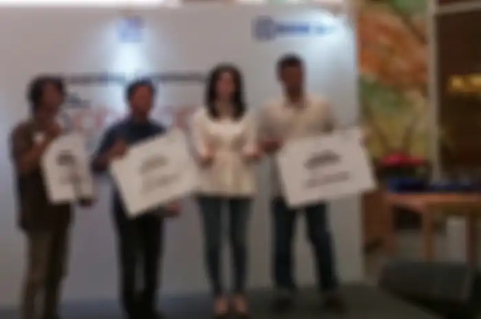 Pemberian Penghargaan Photopia oleh Direktur Komersial BRI Handayani 