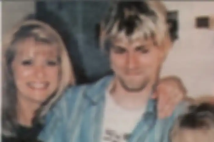 Kurt Cobain bersama ibunya ketika ia sedang menggendong Frances Cobain