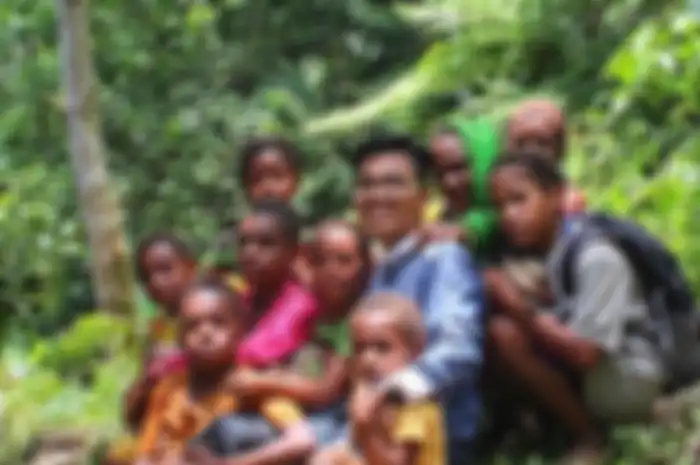 Arif senang mengajar di Papua, ia sangat dekat dengan orang-orang kampungnya