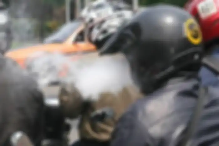 Pengendara Motor Yang Merokok