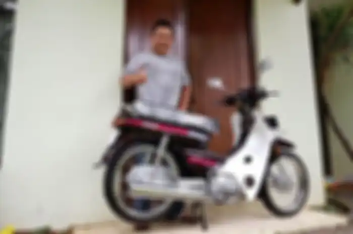 Zubastian berpose bersama Honda Astrea Grand hasil rsetorasi yang baru saja dijualnya seharga Rp 80 juta kepada seorang rekannya.(Dokumentasi Pribadi/Zubastian)  