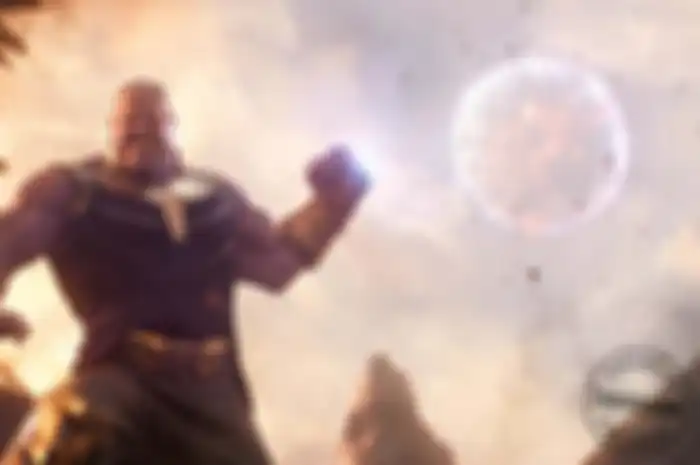 Thanos melempar bulan