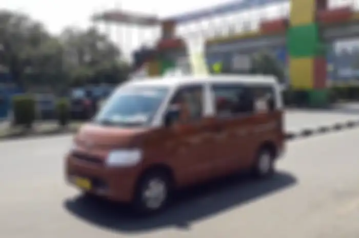 Angkot Miniarta M04 ber-AC trayek Depok Timur-Pasar Minggu. Foto diambil Senin (30/4/2018).