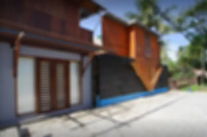 Rumah terbalik di Lombok 