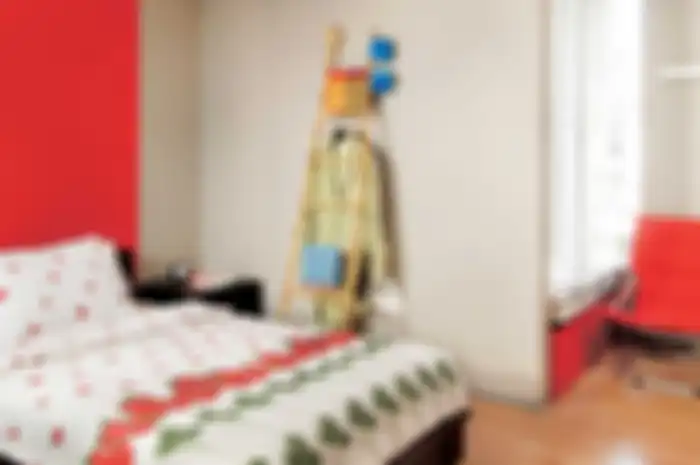 Sentuhan Tradisional di Kamar Modern
