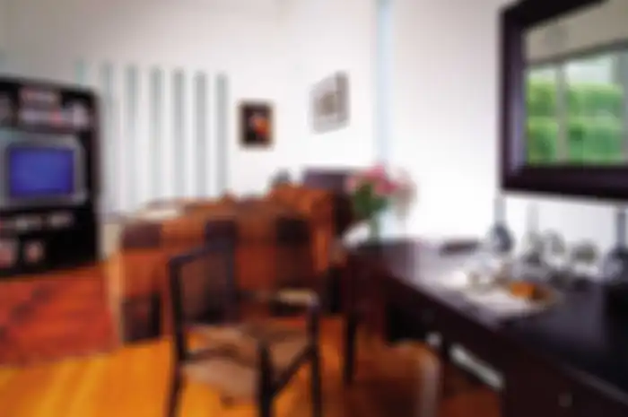 Unsur Kayu Di Kamar ini Membuat Hangat