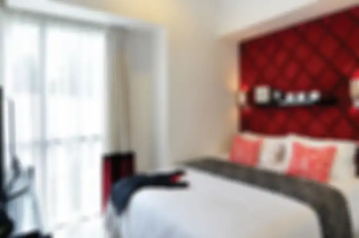 Kamar Merah Hitam yang Romantis