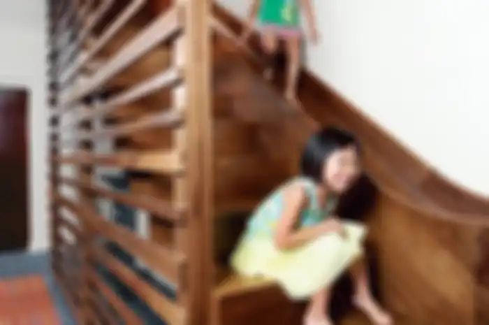 Seru! Tangga Sekaligus Perosotan di Rumah
