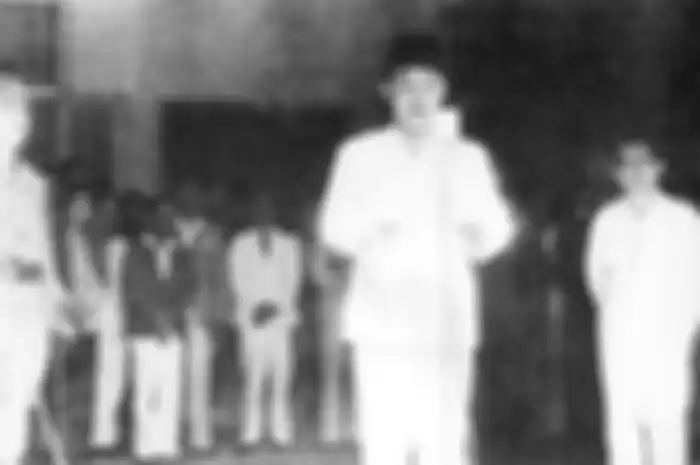 Ir. Soekarno didampingi Drs. Mohammad Hatta  memproklamasikan Kemerdekaan Indonesia.