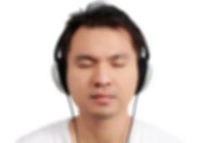 Mendengarkan musik.