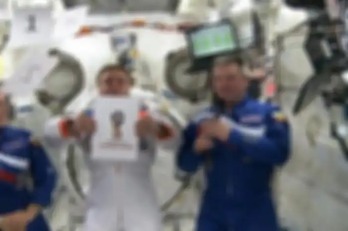 Para kosmonot Rusia yang bertugas di stasiun angkasa luar internasional (ISS) memperkenalkan logo Pi