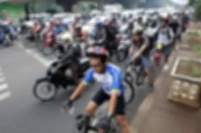 Pesepeda bersaing dengan kendaraan bermotor di salah satu ruas jalan di Jakarta. Belakangan warga Ja