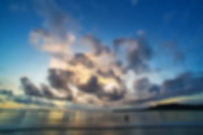 Di bawah langit senja nan indah, dua pengunjung bermain dipesisir Pulau Siumat, Kabupaten Simeulue. 