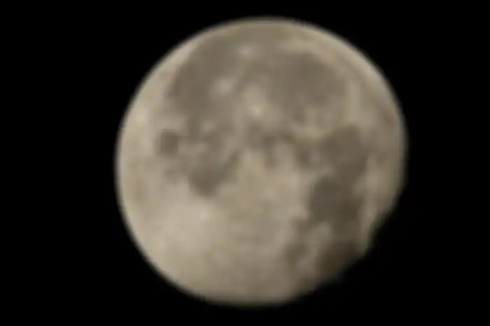 Potret stasiun antariksa ISS yang terbang melintasi bulan purnama.