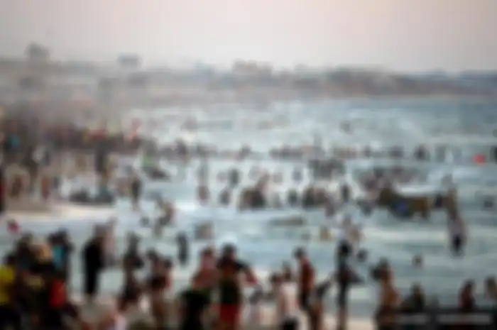Warga Palestina memadati pantai di tepi Laut Mediterania saat cuaca panas melanda Kota Gaza, Jumat (