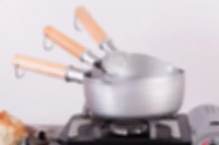 Pasalnya, ada beberapa bahan yang tidak aman jika bersentuhan langsung dengan aluminium. Tidak mau keluarga sampai celaka, kan?