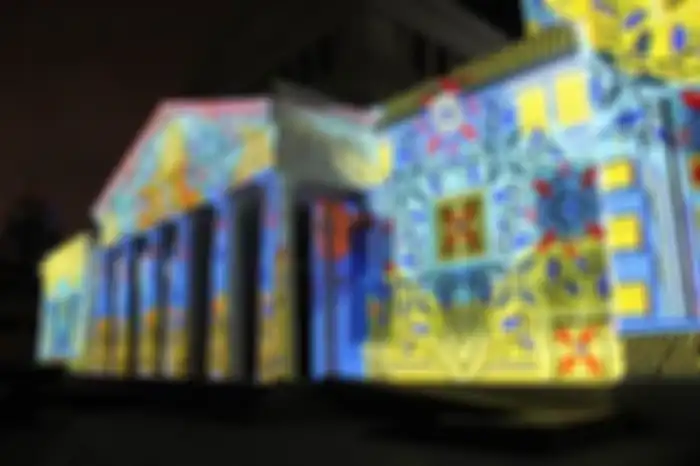 Museum Fatahillah jadi terlihat warna-warni sehingga menarik perhatian pengunjung