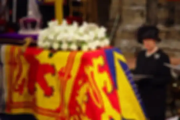 Ratu Elizabeth II berdiri selama upacara pemakaman