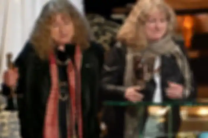 Foto Jenny Beavan (kiri) ketika menerima penghargaan Oscar untuk film Mad Max: Fury Road.