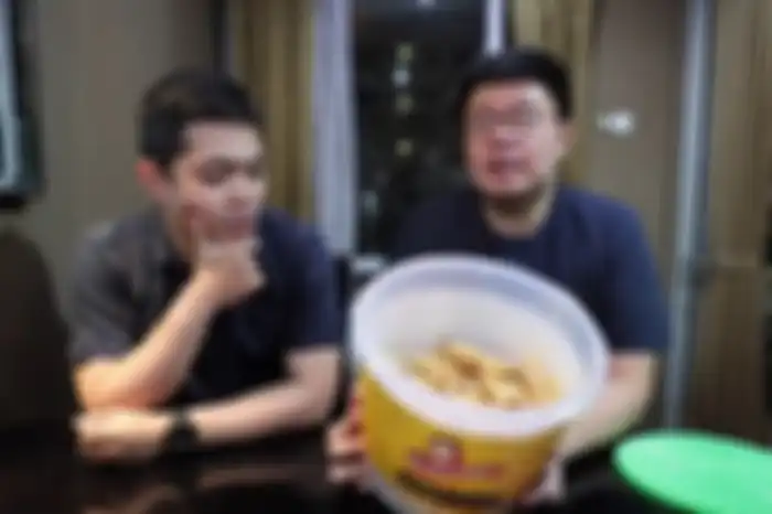 Isi toples peyek cetar Syahrini yang direview YouTuber Anak Kuliner