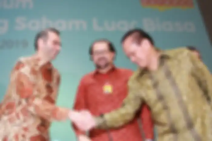 Direktur Utama Indosat Ooredoo, Ahmad Abdulaziz A A Al-Neama (kiri) berjabat tangan dengan Komisaris Indosat Ooredoo, Chris Kanter (kanan) yang disaksikan oleh Komisaris Utama Indosat Ooredoo, Waleed Mohamed Ebrahim Alsayed (tengah) seusai RUPS LB di Jakarta (1/8).