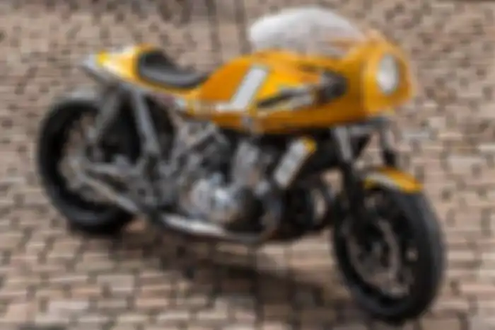 Tangki Suzuki GT750 seolah telah menyatu dengan rangka.