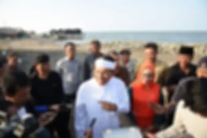 Wakil Ketua Komisi IV DPR RI Dedi Mulyadi (baju putih) saat meninjau Pantai Cemarajaya, Desa Cemarajaya, Kecamatan Cibuaya, Kabupaten Karawang, Selasa (26/11/2019) sore.