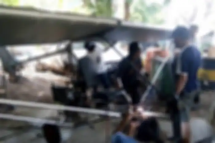Chaerul (33) pria lulusan SD membuat pesawat sendiri bermodalkan barang rongsok di bengkelnya dan video tutorial YouTube karena penasaran rasanya terbang.