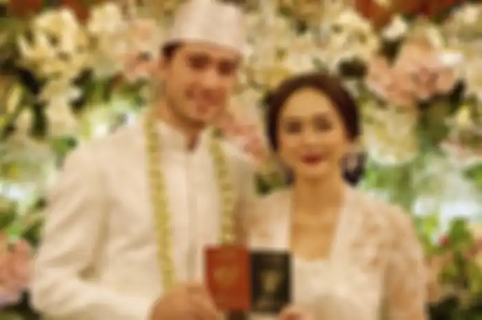 Aura Kasih dikabarkan menggugat cerai suaminya, Eryck Amaral walaupun belum genap setahun menikah.