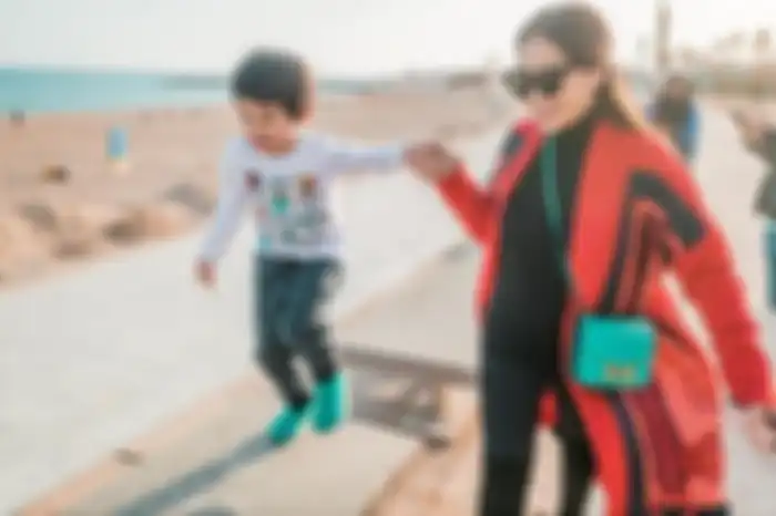 Nagita Slavina temani Rafathar jalan-jalan sore di Barcelona