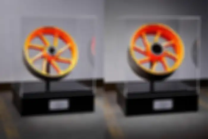 Pelek depan (kiri) dan belakang (kanan) RC213V Marc Marquez 2018 dijual.