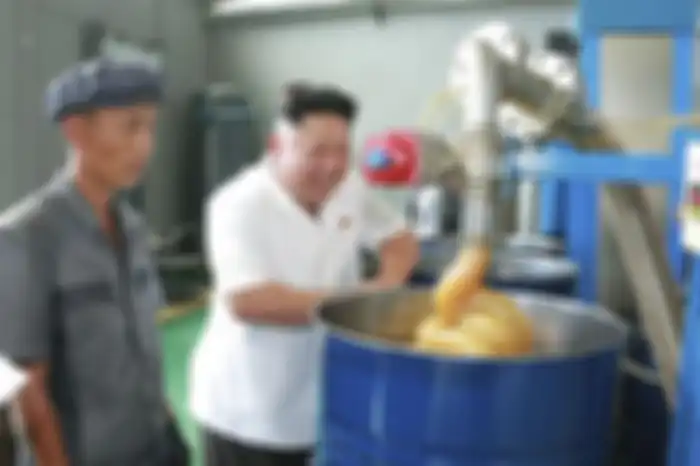 Pemimpin Korea Utara Kim Jong Un tersenyum selama kunjungan ke Pabrik Pelumas Chonji