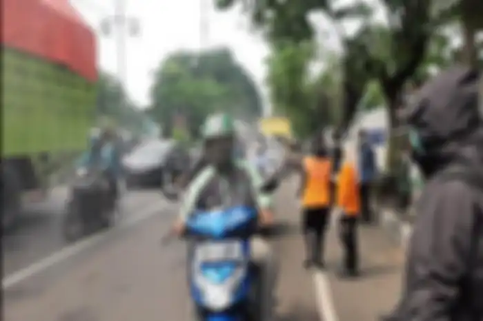 Ilustrasi naik motor. PSBB Surabaya berlaku pada Selasa (28/4/2020).